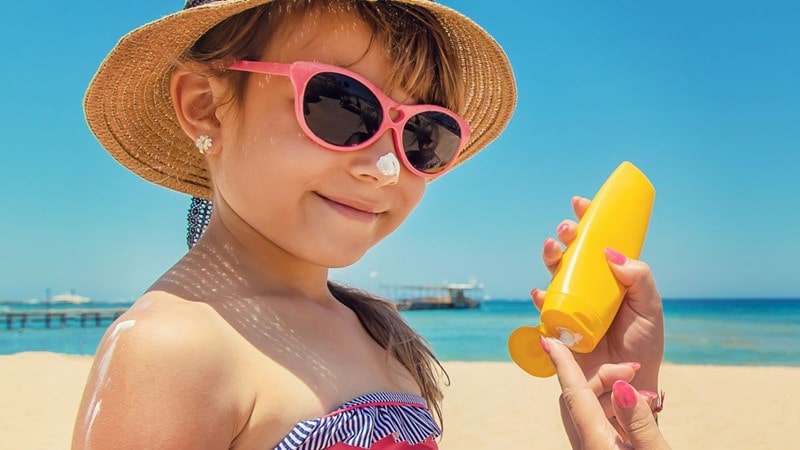 راهنمای انتخاب ضد آفتاب برای کودکان