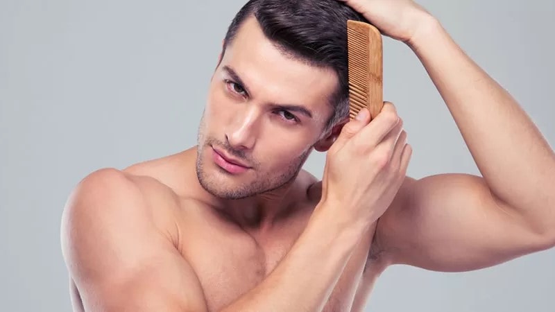 شانه زدن موی مردانه 