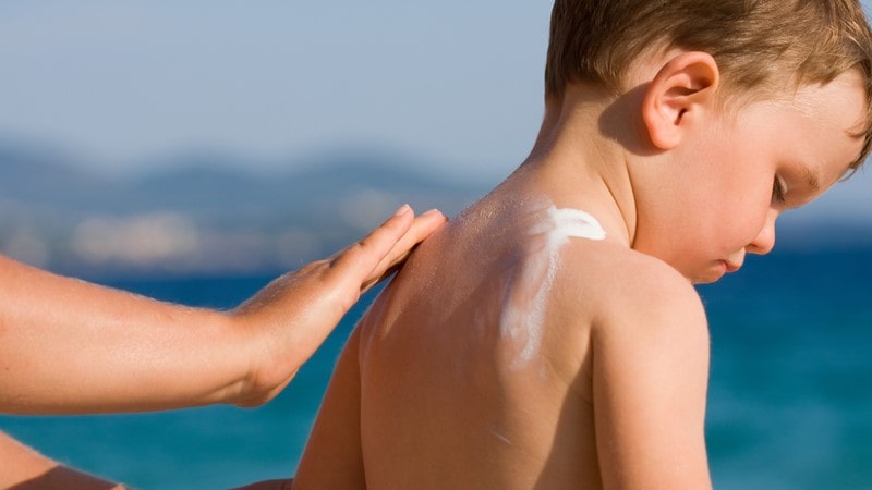 استفاده از کرم ضد آفتاب برای کودکان بیشتر از بزرگسالان اهمیت دارد