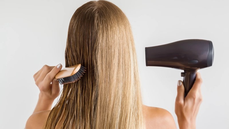 هنگام استفاده از سشوار برای خشک کردن موهای خشک، باید نهایت دقت را حفظ رطوبت پوست سر داشته باشید