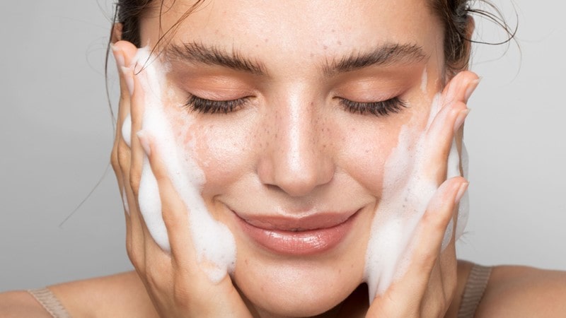 شستن و پاکسازی صورت از آرایش قبل از خواب، مهم‌ترین بخش روتین پوستی است