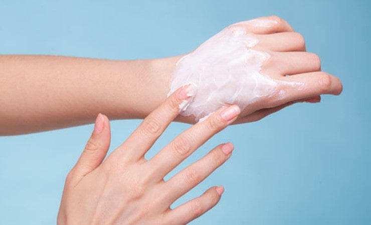 بهتر است همیشه با کرم مرطوب کننده، پوست دستتان را تازه نگه دارید