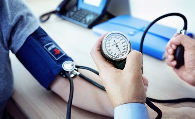 فشار خون را می‌توان به کمک دستگاه فشار خون، اندازه گیری کرد