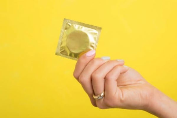 کاندوم نمی‌تواند 100% از بارداری جلوگیری کند و ممکن است باعث بروز حساسیت پوستی هم شود